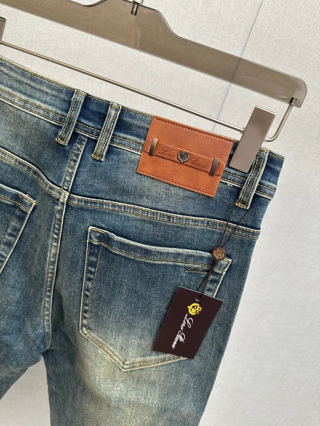 Available at the official website counter at the same time, the Original is a very stylish pair of jeans, with customized original washed denim fabric, unique design, top-notch printing technology letter pattern logo, original hardware accessories decoration, an extremely outstanding pair of jeans, the materials and craftsmanship are extremely luxurious and exquisite, extremely high-grade, handsome and stylish upper body, recommended 👍, Sizes: 29-38